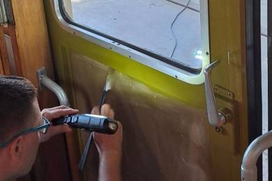 Arbeiten zum Einziehen der Kabel im Beiwagen 1103