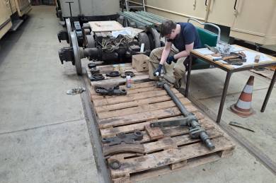 Arbeiten zum Einziehen der Kabel im Beiwagen 1103