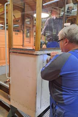 1103: Anbringen der Zierleisten