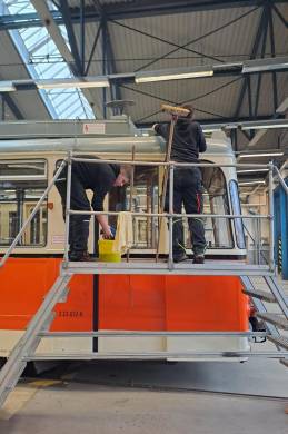Reinigungsarbeiten an den Wagen