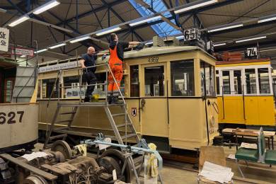 Putzarbeiten am Dach beim Triebwagen 4362