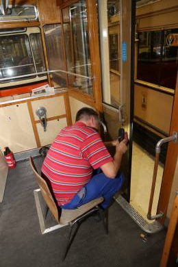 269 001: Reinigungsarbeiten an den Türen