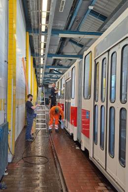 Auch der 219 282 wird gründlich gereinigt