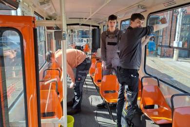 Reinigungsarbeiten im KT4D 219 481