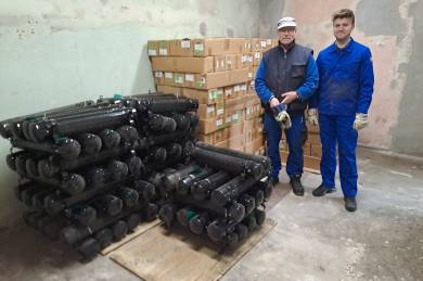 Ordentlich in einem Lagerraum auf dem Hof Nalepastr gestapelt: vorne instand gehaltene, hinten werksneue Heizkörper