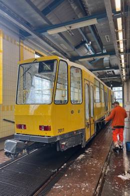 Auch der 219 282 wird gründlich gereinigt