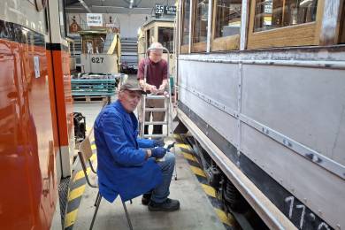 Spachtelarbeiten am Beiwagen 1103