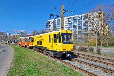 Überführung 219 481 mit dem 4556 von Köpenick nach Marzahn