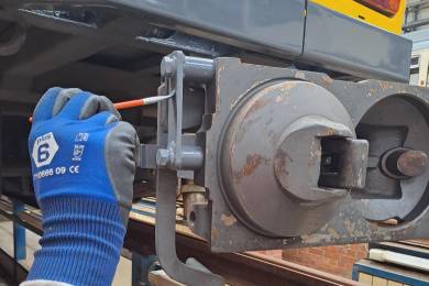 Anbringung der Arretierung für den Lösegriff an der Schaku