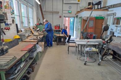 Aufräumarbeiten und Reinigung Werkstattbereichs hinter Gleis 1