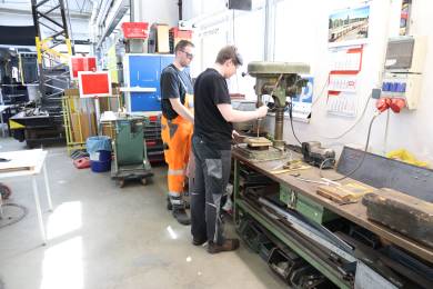 Arbeiten an der Bohrmaschine