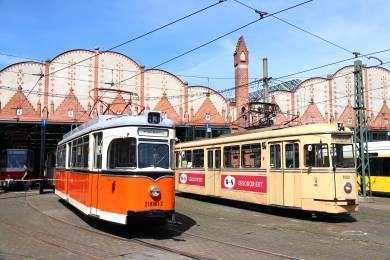 SpachtelarbeitenParade der Großraumwagen vor der Halle