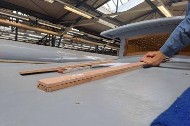 Beiwagen 1103: Anfertigung Kabelkanal auf dem Dach