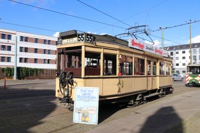 3566 mit seinen neuen Reklametafeln am Dach