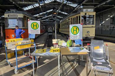 Schilderverkauf mit alten Straßenbahn- und Busschildern