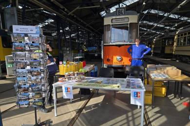 Souvenirstand mit vielen Fanartikeln