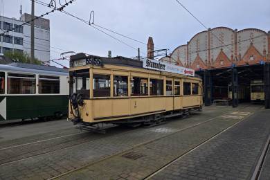 Triebwagen 3566 mit seiner neuen Dachreklame