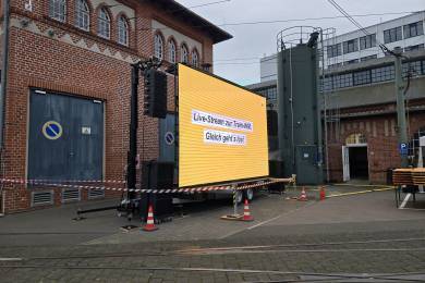 Videoleinwand für die Liveübertragung der Tram WM