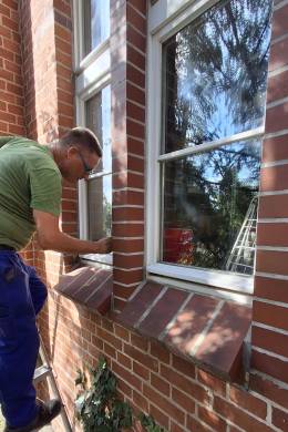 Ausbesserungsarbeiten an den Fenstern