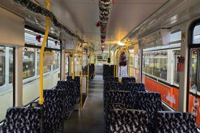 Geschmückter Innenraum in Richtung Heck