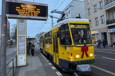 Abfahrbereit steht der Adventswagen am S-Bhf Köpenick