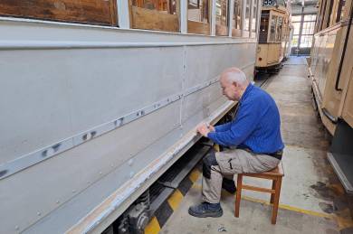 Spachtel- und Schleifarbeiten am Beiwagen 1103