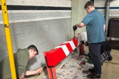 Die letzten Prellböcke werden neu gestrichen