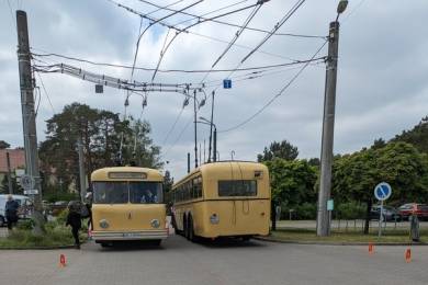 An der Betriebshofausfahrt treffen sich die beiden Berliner Obusse