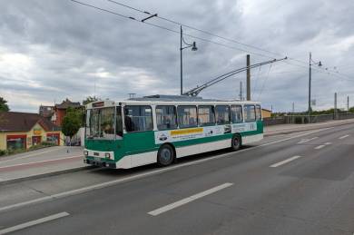 O-Bus Skoda 9Tr wartet auf seine Fahrgäste